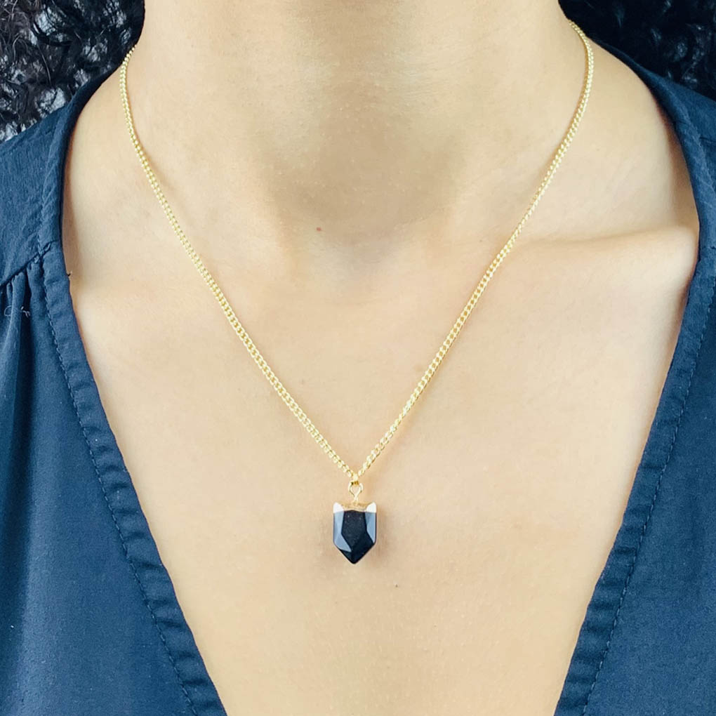 Onyx shield necklace model