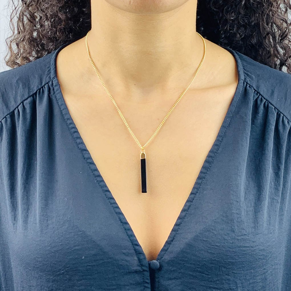 Onyx bar necklace model2