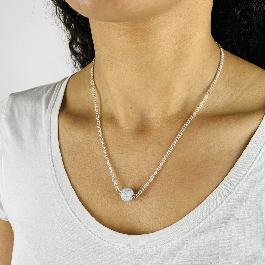 Howlite bead necklace model1