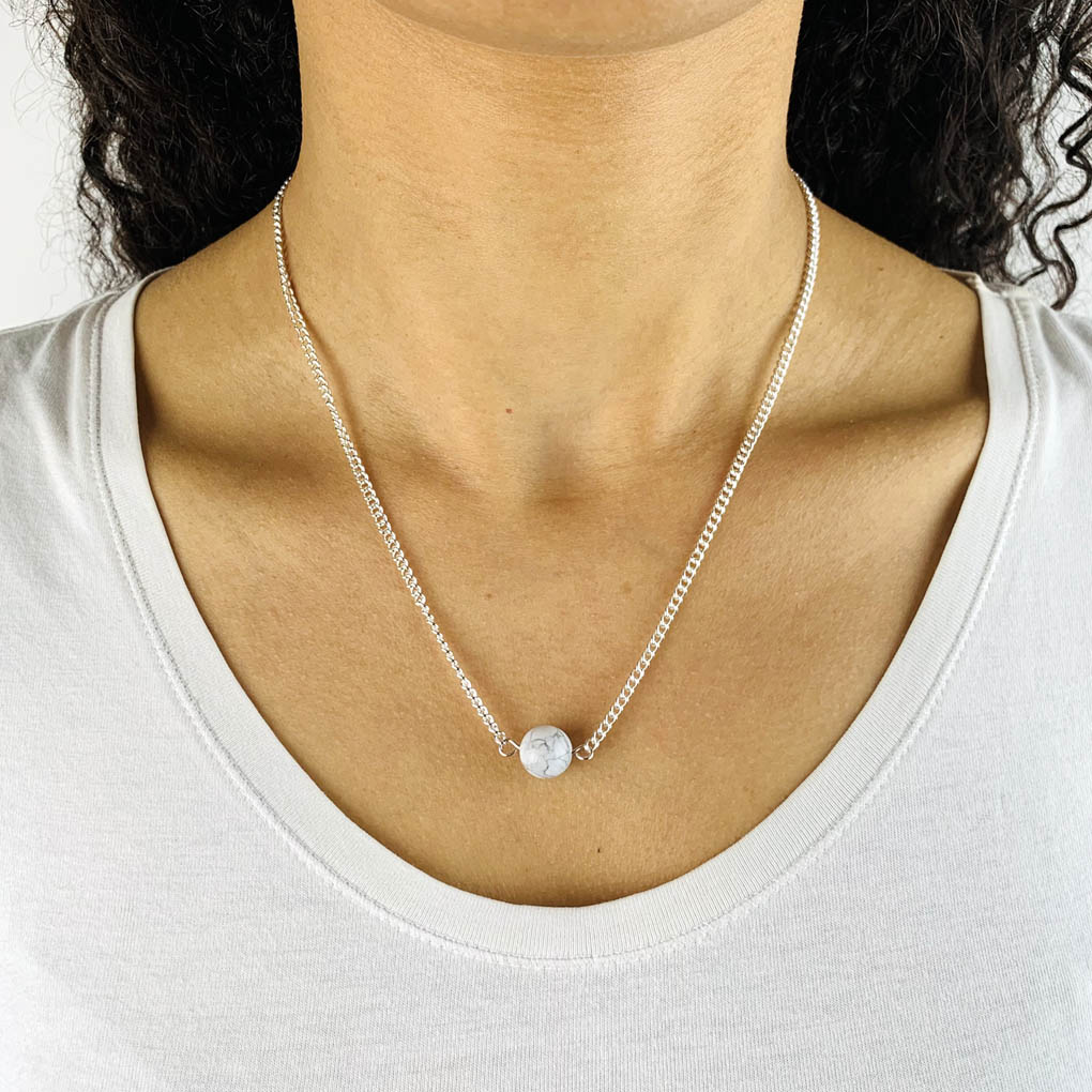 Howlite bead necklace model2