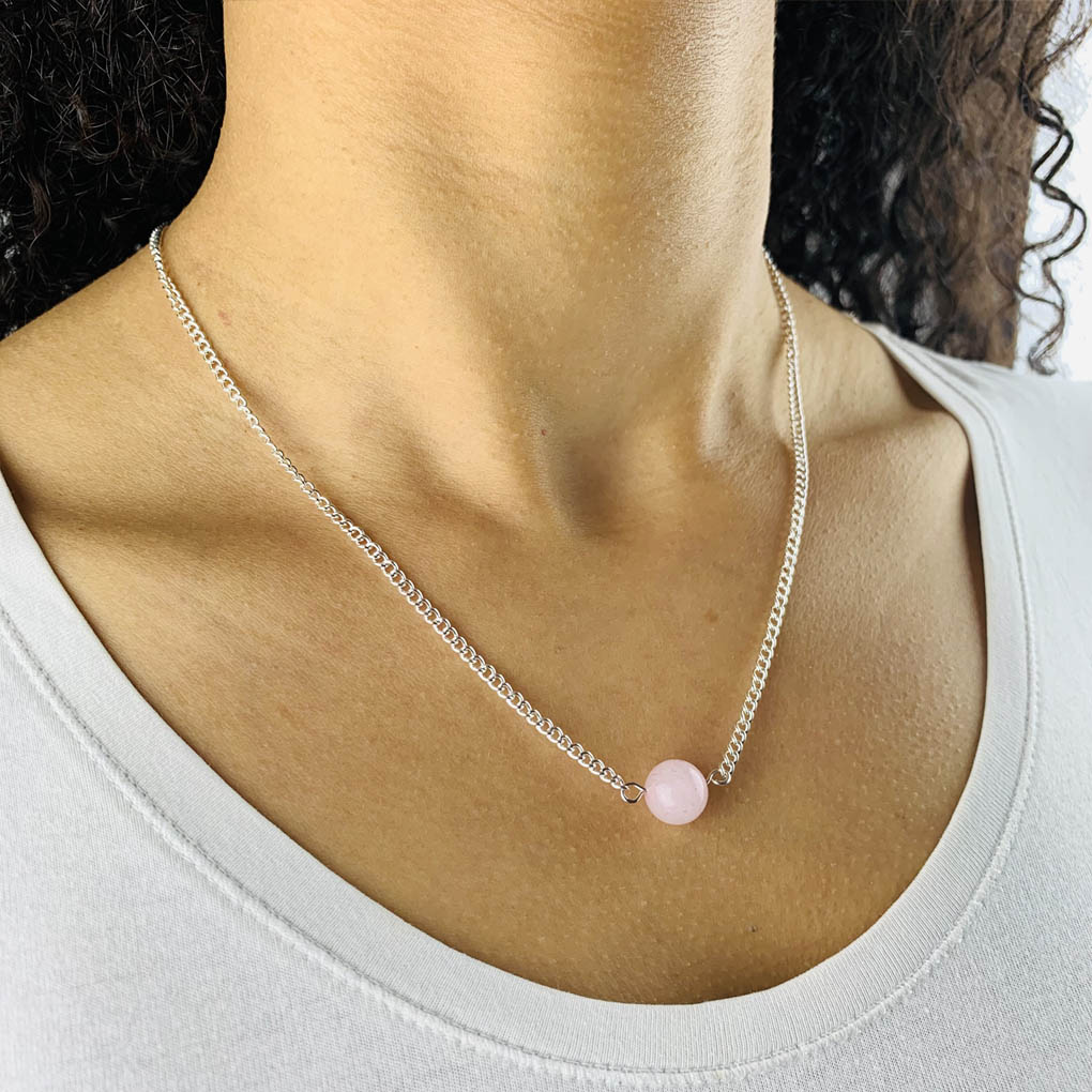rose quartz bead necklace model1